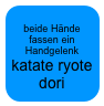 
beide Hände fassen ein Handgelenk
katate ryote dori